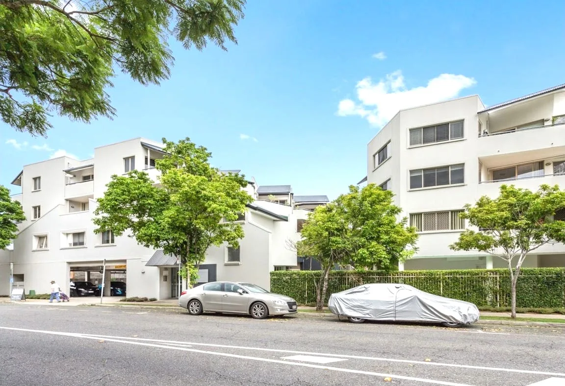 LIFESTYLE LIVING AT ITS BEST – APARTMENT IN A QUIET COMPLEX!